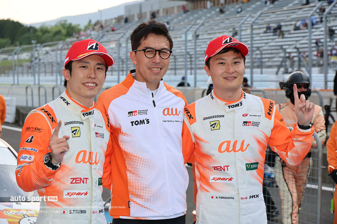 坪井翔、伊藤大輔監督、山下健太（au TOM’S GR Supra）