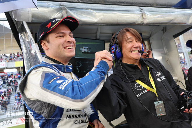 GT300優勝を喜ぶ木村偉織と近藤真彦監督（リアライズ日産メカニックチャレンジGT-R）