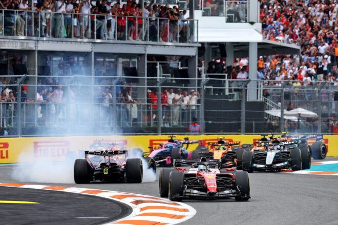 レース1周目にトップに立ったシャルル・ルクレール（フェラーリ）