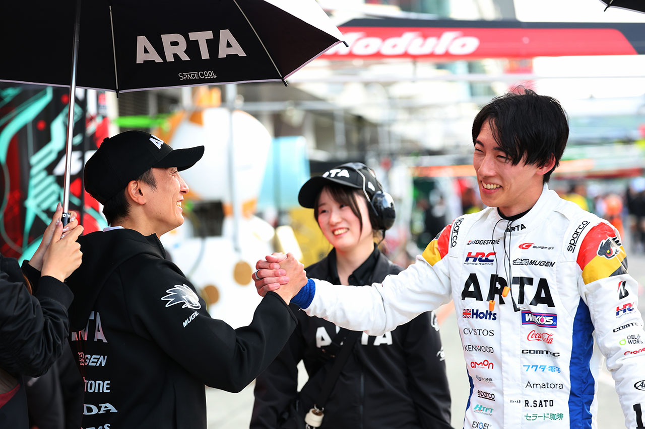 野尻智紀と佐藤蓮（＃16 ARTA MUGEN HRC PRELUDE-GT）