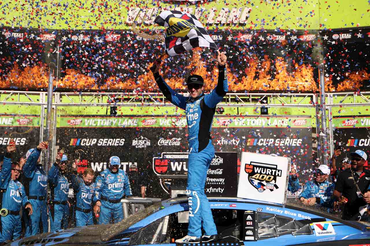 チェイス・エリオットが完全支配。僚友アレックス・ボウマンのプッシュを受け今季2勝目／NASCAR第11戦