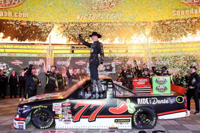 チェイス・エリオットが完全支配。僚友アレックス・ボウマンのプッシュを受け今季2勝目／NASCAR第11戦