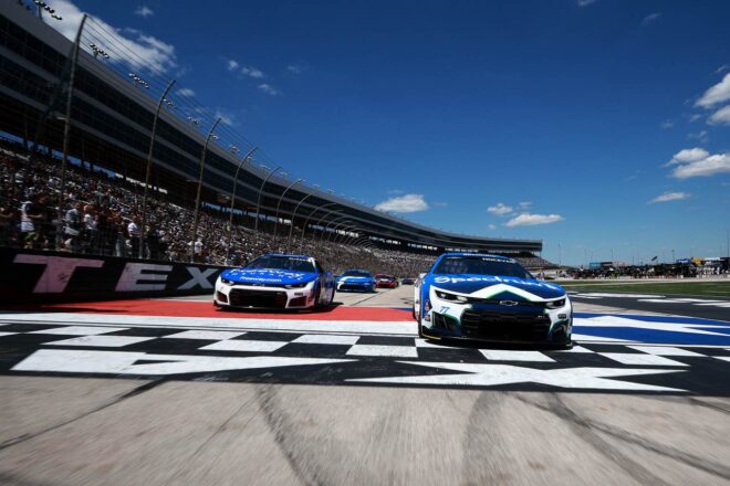 チェイス・エリオットが完全支配。僚友アレックス・ボウマンのプッシュを受け今季2勝目／NASCAR第11戦