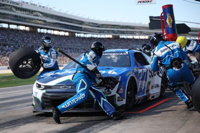 チェイス・エリオットが完全支配。僚友アレックス・ボウマンのプッシュを受け今季2勝目／NASCAR第11戦