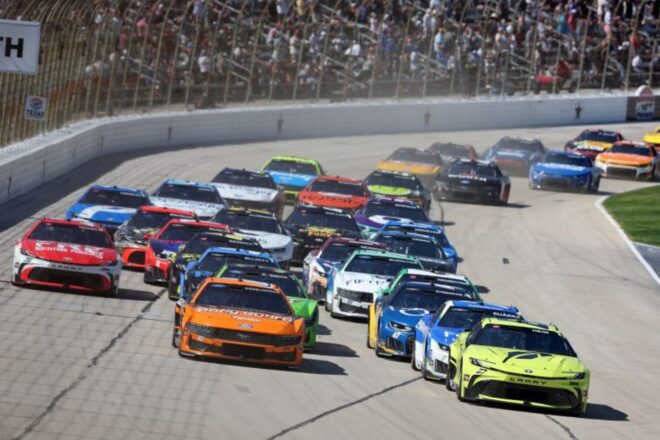 チェイス・エリオットが完全支配。僚友アレックス・ボウマンのプッシュを受け今季2勝目／NASCAR第11戦