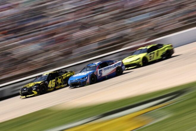 チェイス・エリオットが完全支配。僚友アレックス・ボウマンのプッシュを受け今季2勝目／NASCAR第11戦