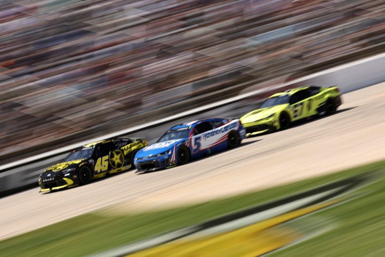 チェイス・エリオットが完全支配。僚友アレックス・ボウマンのプッシュを受け今季2勝目／NASCAR第11戦