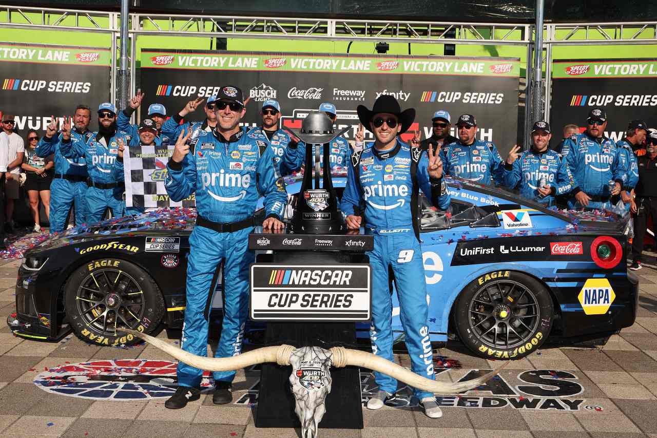 チェイス・エリオットが完全支配。僚友アレックス・ボウマンのプッシュを受け今季2勝目／NASCAR第11戦