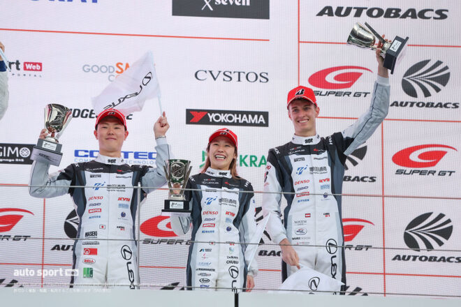 3位表彰台を獲得した小高一斗／小山美姫／チャーリー・ブルツ（apr LC500h GT）