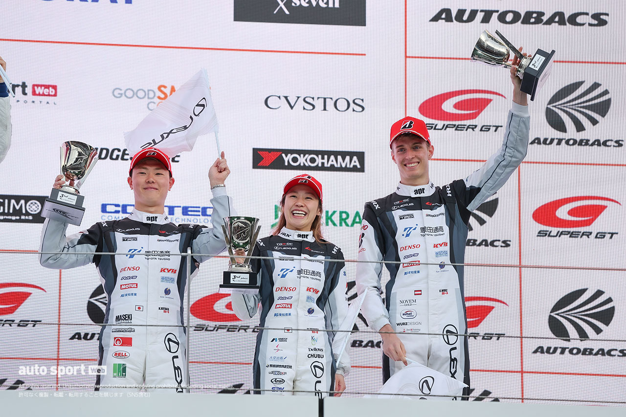 3位表彰台を獲得した小高一斗／小山美姫／チャーリー・ブルツ（apr LC500h GT）