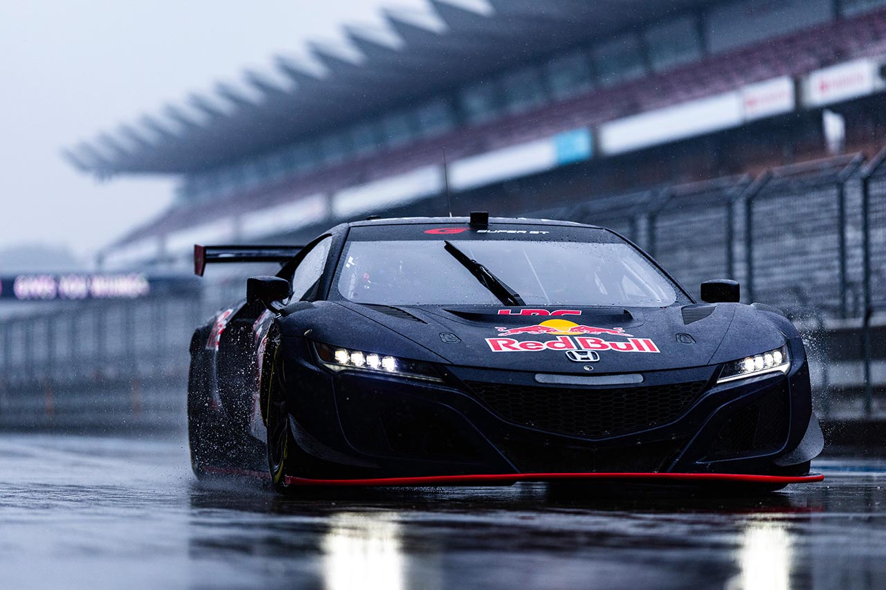 【動画】四度のワールドチャンピオン、マックス・フェルスタッペンが富士スピードウェイでGT500をドライブ。三宅淳詞のタイムに挑戦！