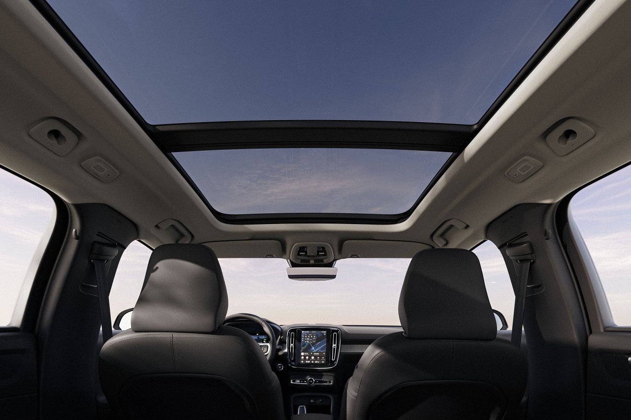 ボルボ、都市型SUV『XC40』のアンバサダーに杏を起用。唯一のAWDとなる特別仕様車“Selection”も導入