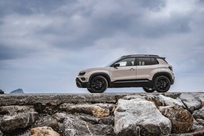 ジープ、最小SUV『アベンジャー』のハイブリッドに、魅力的カラー採用の限定車“Stone”を設定