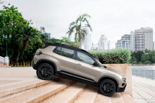 ジープ、最小SUV『アベンジャー』のハイブリッドに、魅力的カラー採用の限定車“Stone”を設定