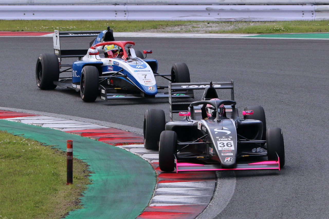フォーミュラ2年目のKYOJO CUP開幕戦で富下李央菜が初優勝。F1アカデミー経験者の新人シコンテが表彰台獲得