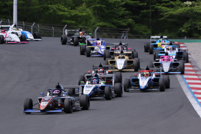 フォーミュラ2年目のKYOJO CUP開幕戦で富下李央菜が初優勝。F1アカデミー経験者の新人シコンテが表彰台獲得