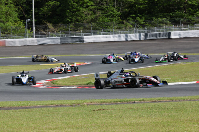 フォーミュラ2年目のKYOJO CUP開幕戦で富下李央菜が初優勝。F1アカデミー経験者の新人シコンテが表彰台獲得