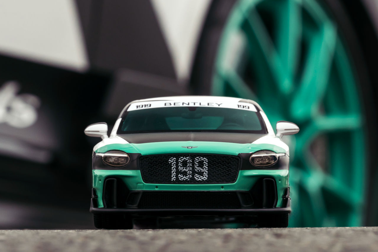ベントレー、迫力の映像作品を記念した『スーパースポーツ』の限定ミニカーを発売。サイズは1／43と1／18の2種類