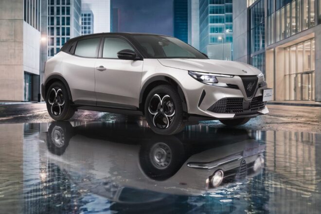 アルファロメオ、コンパクトSUV『ジュニア』に歴史への敬意を捧げるアイボリー色の限定車が登場