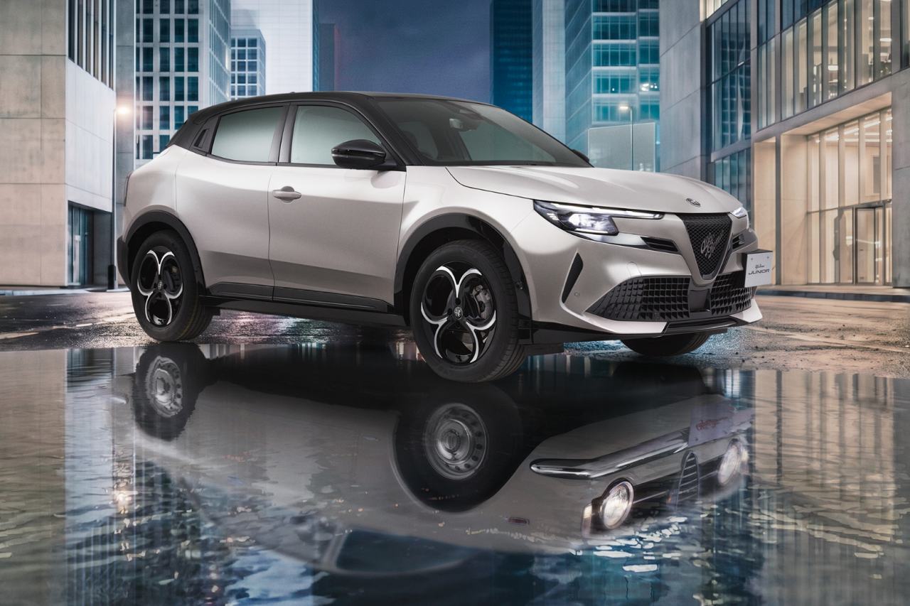 アルファロメオ、コンパクトSUV『ジュニア』に歴史への敬意を捧げるアイボリー色の限定車が登場