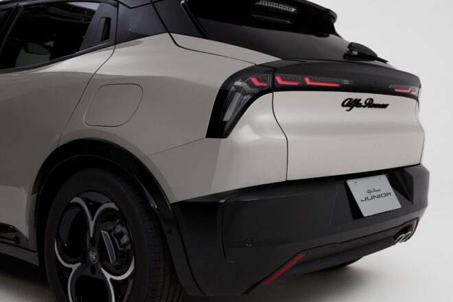 アルファロメオ、コンパクトSUV『ジュニア』に歴史への敬意を捧げるアイボリー色の限定車が登場