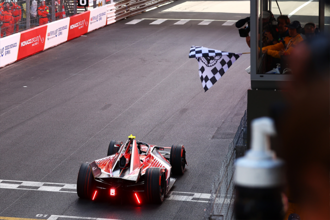 日本に縁のある2人がモナコを制す。デ・フリースとローランドがそれぞれ今季初勝利／フォーミュラE第9戦、第10戦
