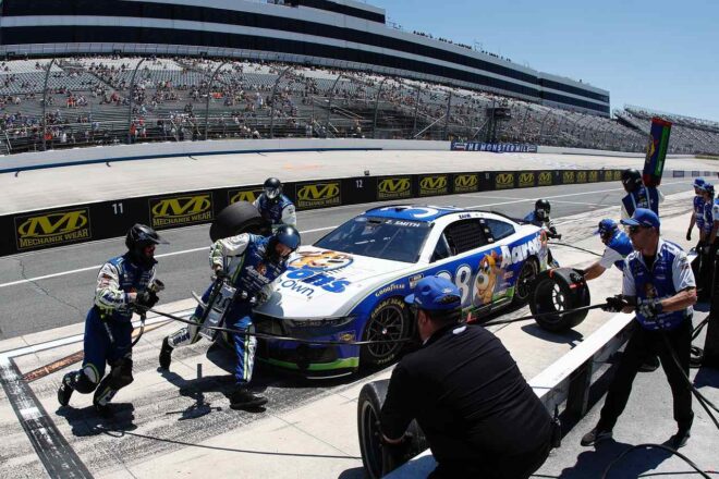 トヨタ陣営が完全制覇。デニー・ハムリンがポール・トゥ・ウインで自身2度目の祭典勝利／NASCARオールスター