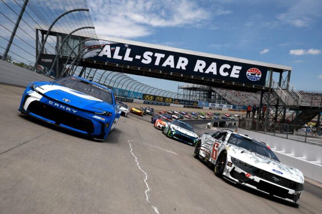 トヨタ陣営が完全制覇。デニー・ハムリンがポール・トゥ・ウインで自身2度目の祭典勝利／NASCARオールスター