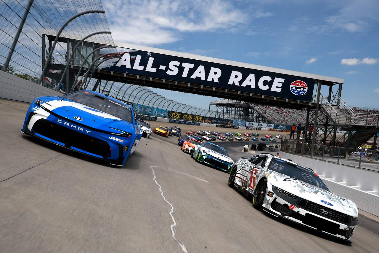 トヨタ陣営が完全制覇。デニー・ハムリンがポール・トゥ・ウインで自身2度目の祭典勝利／NASCARオールスター