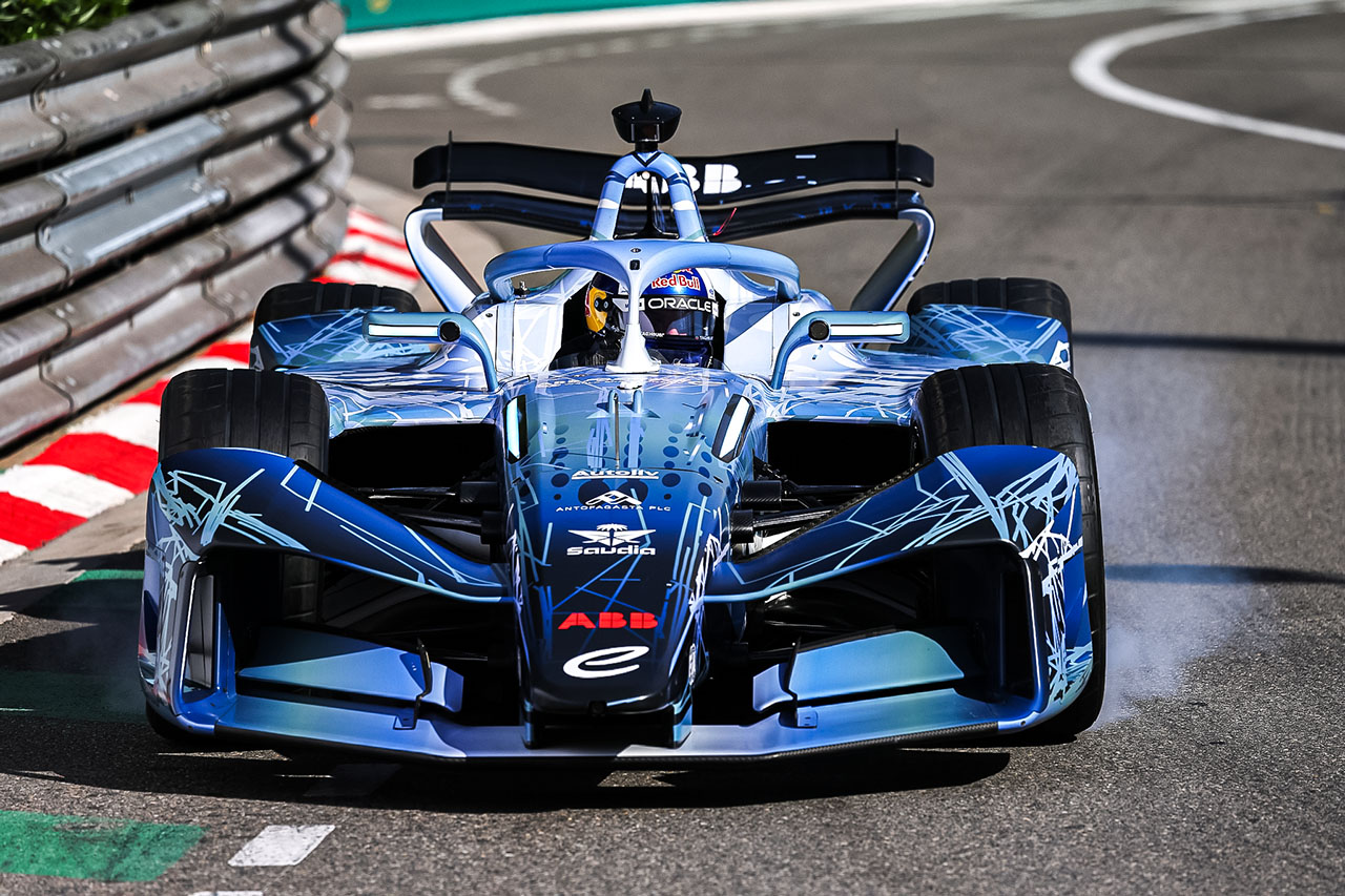 新世代マシンGEN4がモナコE-Prixでデモラン。F1ドライバーらも来場しマシンを観察