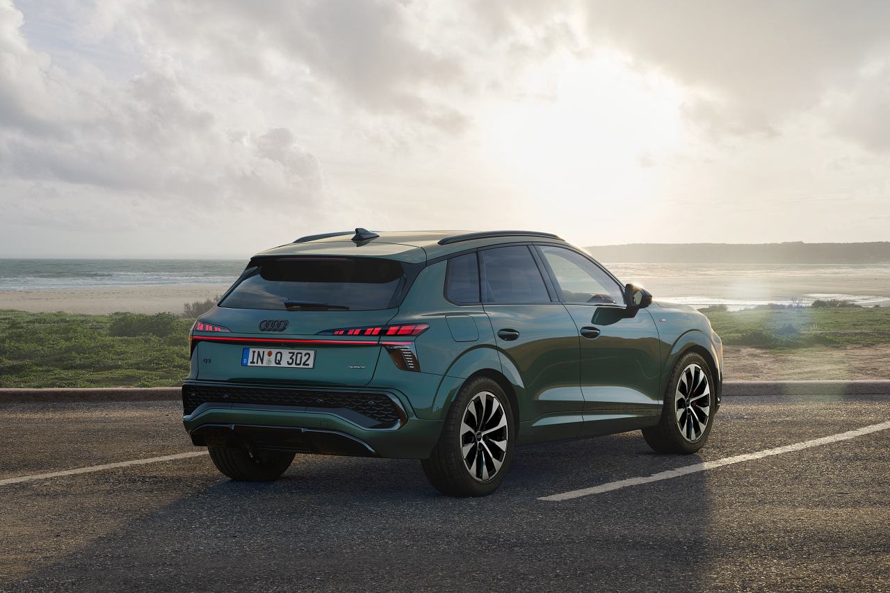 アウディ、コンパクトSUV『Q3』を刷新。最新のデジタルステージとコラム統合型シフターを採用