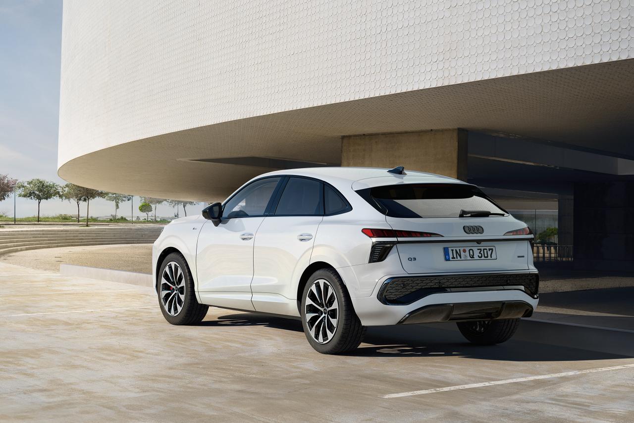 アウディ、コンパクトSUV『Q3』を刷新。最新のデジタルステージとコラム統合型シフターを採用