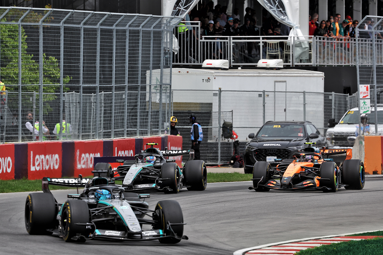 2026年F1第5戦カナダGPスプリント／ファイナルラップでランド・ノリス（マクラーレン）にアウトから仕掛けるアンドレア・キミ・アントネッリ（メルセデス）