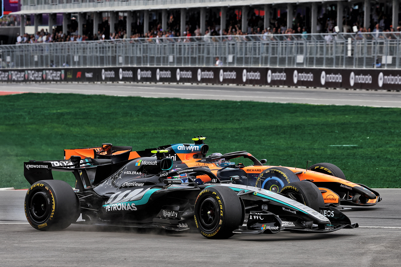 2026年F1第5戦カナダGPスプリント／ファイナルラップでランド・ノリス（マクラーレン）にアウトから仕掛けたアンドレア・キミ・アントネッリ（メルセデス）がコースオフ