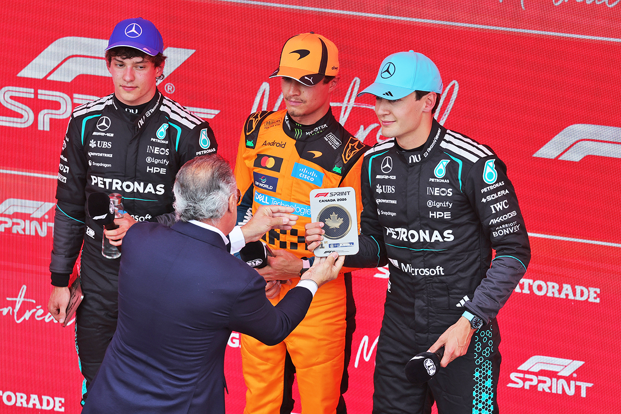 2026年F1第5戦カナダGPスプリント／トロフィーを受け取る勝者ジョージ・ラッセル（メルセデス）、2位ランド・ノリス（マクラーレン）、3位アンドレア・キミ・アントネッリ（メルセデス）