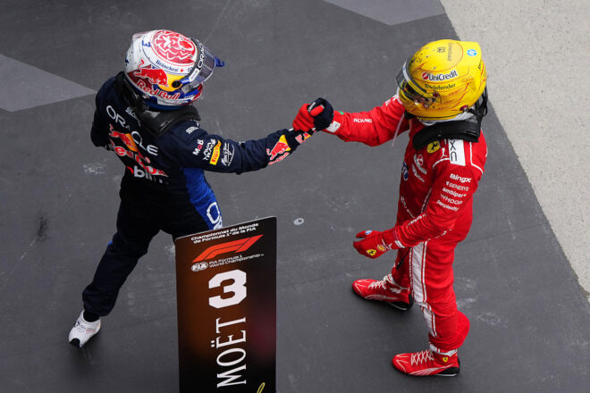 ルイス・ハミルトン（フェラーリ）とマックス・フェルスタッペン（レッドブル）