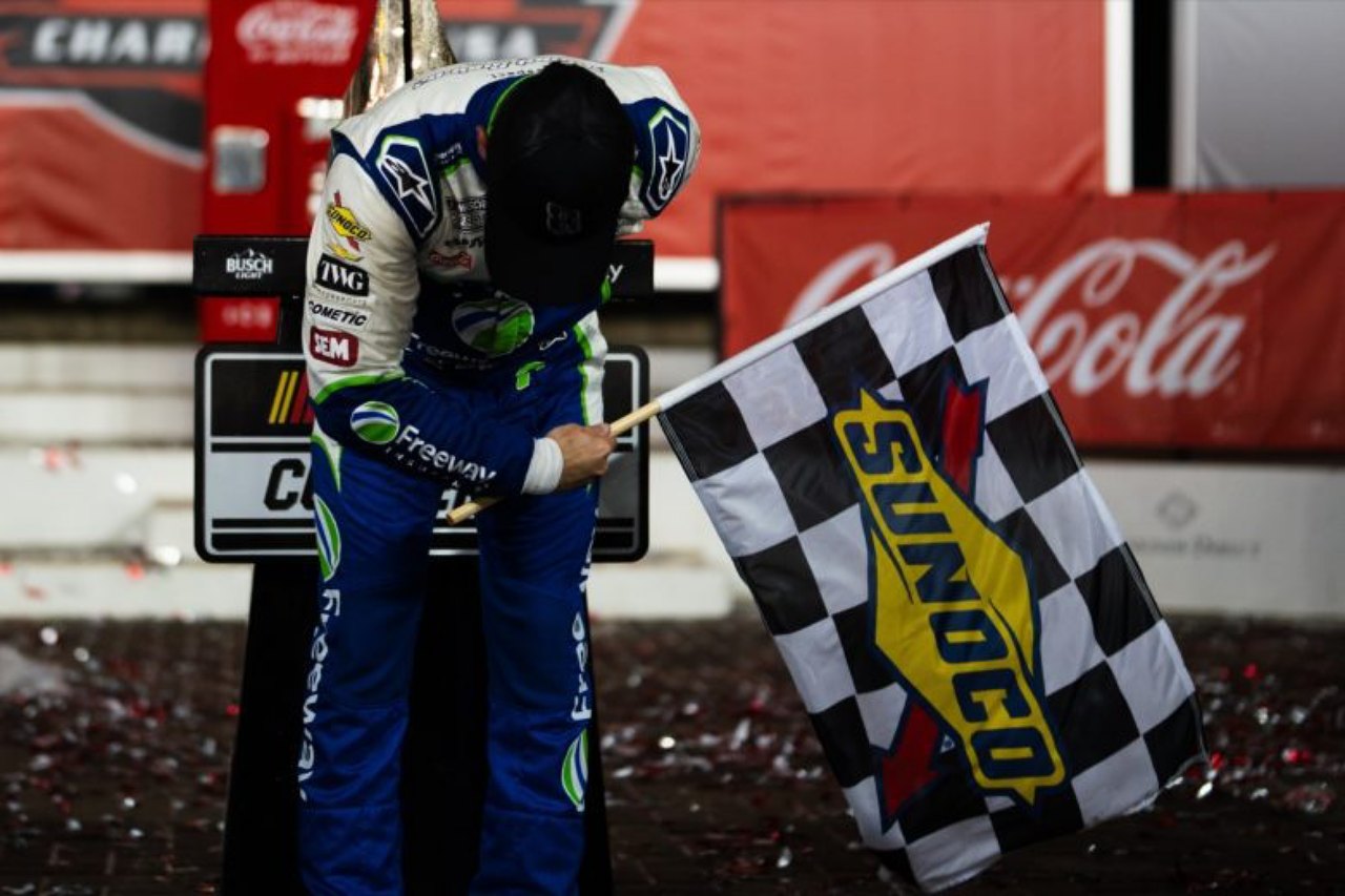 「カイルが誇りに思ってくれるようなレースを」ダニエル・スアレスが惜別の今季初勝利／NASCAR第13戦