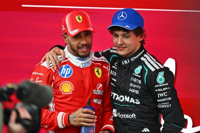 優勝したアンドレア・キミ・アントネッリ（メルセデス）と2位ルイス・ハミルトン（フェラーリ）