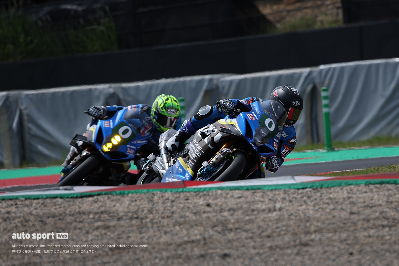 水野涼と津田拓也のランデブー走行（Team SUZUKI CN CHALLENGE）／鈴鹿8耐テスト