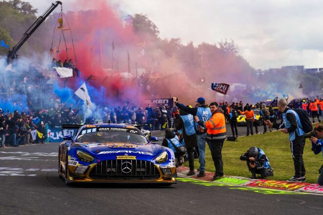 過酷なニュルブルクリンクを勝ち切れる『RAVENOL』の底力。フェルスタッペン組との激闘に35万超の観衆が喝采