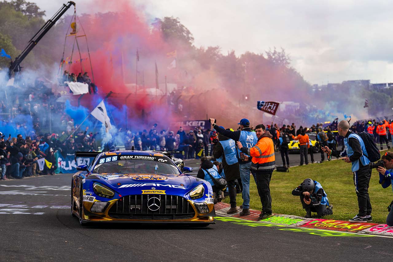 過酷なニュルブルクリンクを勝ち切れる『RAVENOL』の底力。フェルスタッペン組との激闘に35万超の観衆が喝采