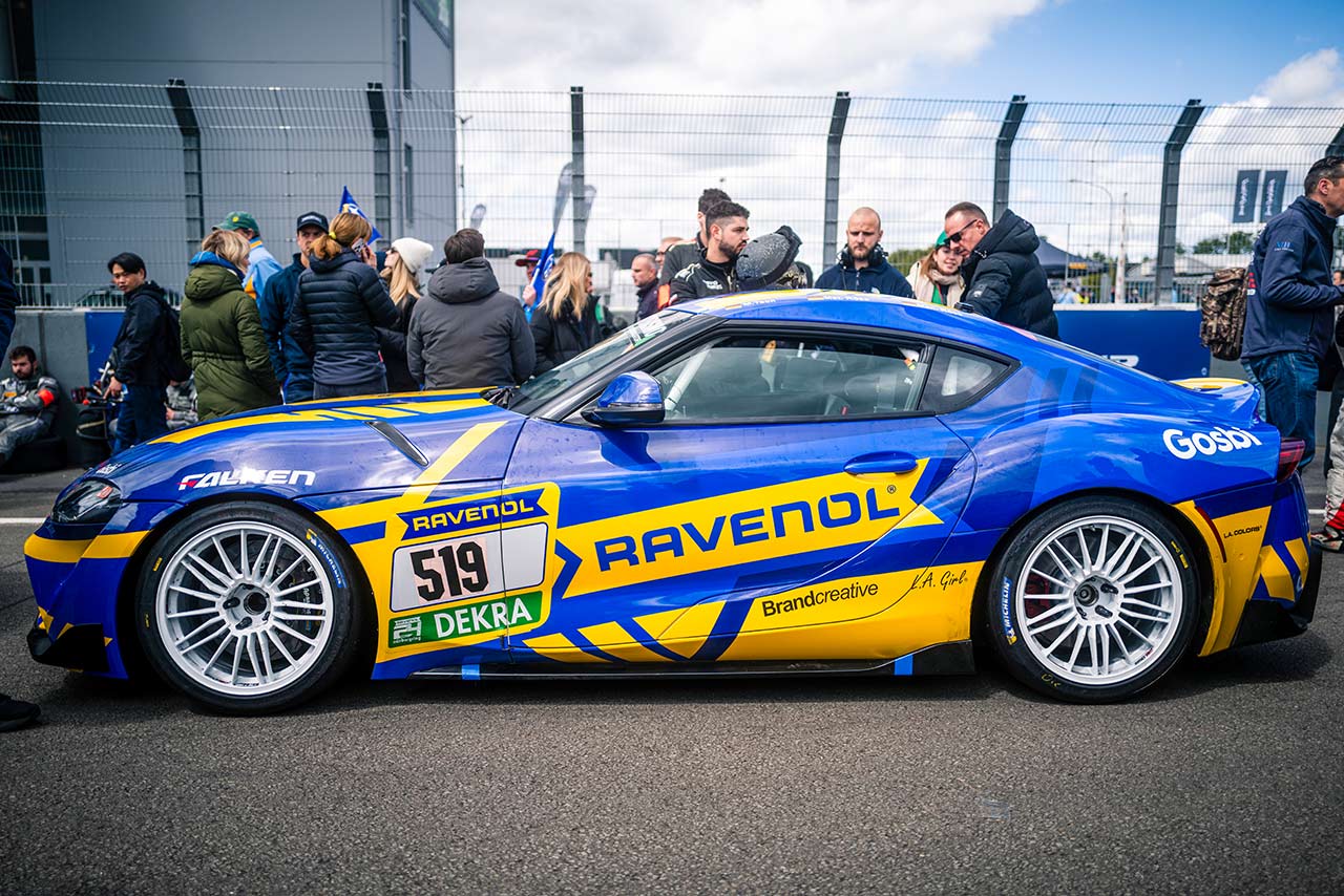 過酷なニュルブルクリンクを勝ち切れる『RAVENOL』の底力。フェルスタッペン組との激闘に35万超の観衆が喝采