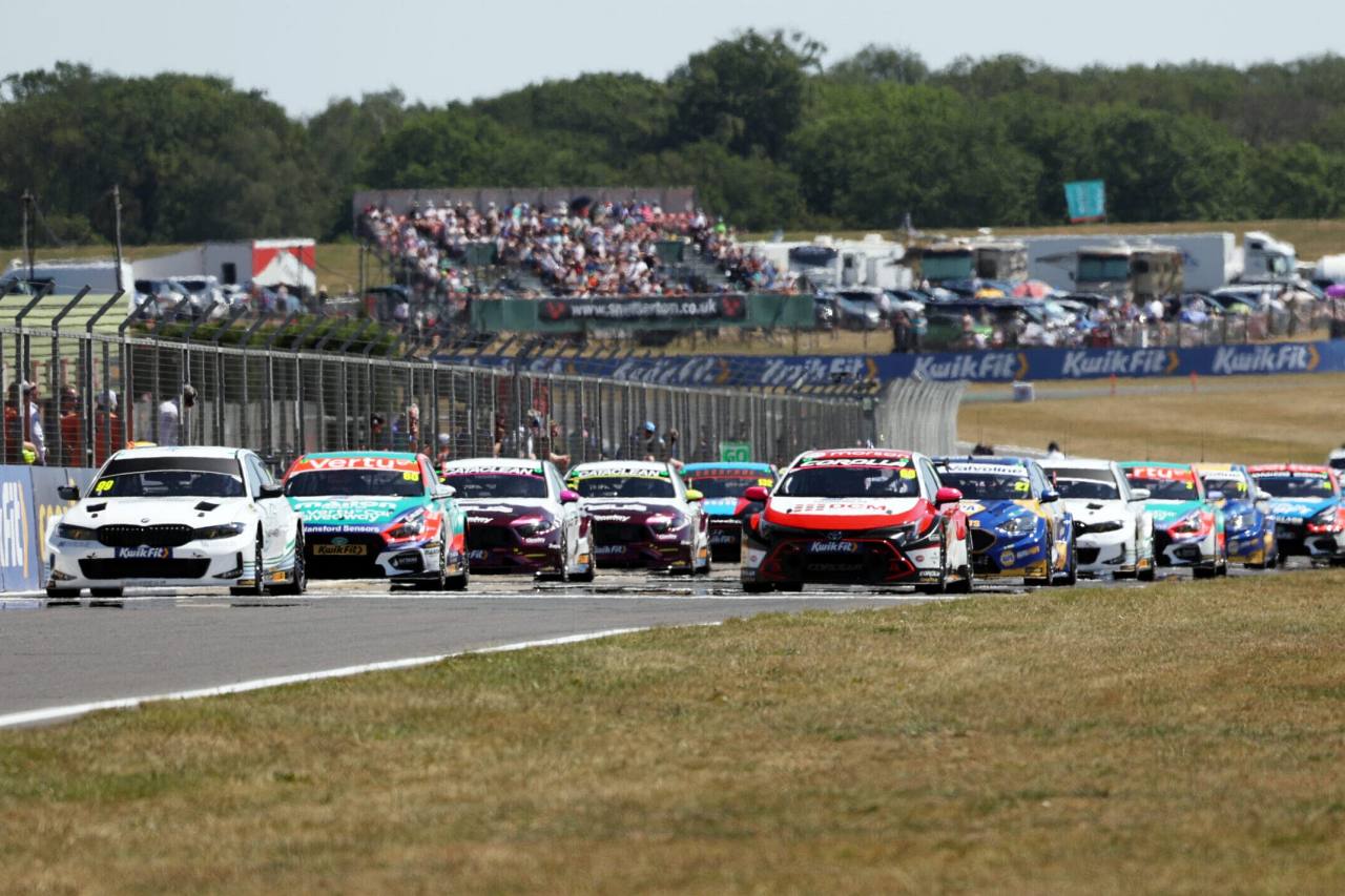 BMWが予選レース制覇から今季初勝利。トヨタの元王者シェドンも移籍後初の通算54勝目／BTCC第3戦
