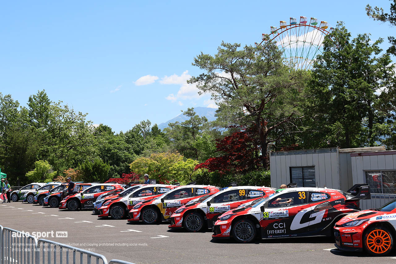 SS9後のタイヤ・フィッティング・ゾーンに集まったマシンたち