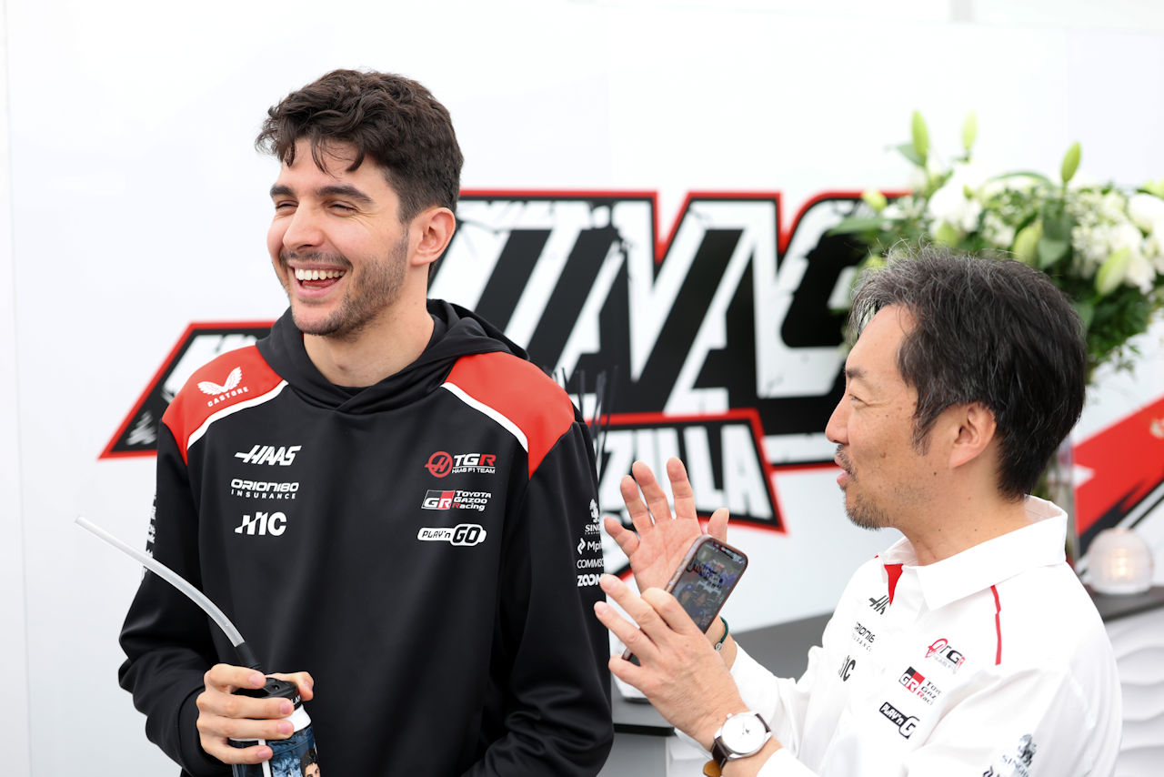 ハースF1チームの小松礼雄代表とエステバン・オコン