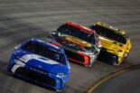 最後尾からの大逆転。デニー・ハムリンがJGRの陣営内“3ワイド”を制し通算62勝目／NASCAR第14戦