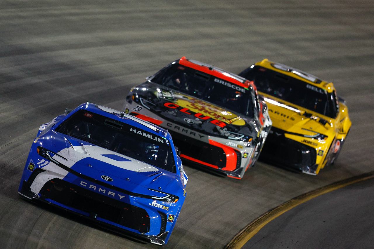 最後尾からの大逆転。デニー・ハムリンがJGRの陣営内“3ワイド”を制し通算62勝目／NASCAR第14戦