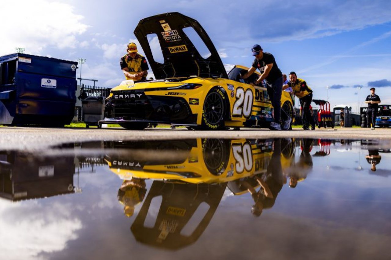 最後尾からの大逆転。デニー・ハムリンがJGRの陣営内“3ワイド”を制し通算62勝目／NASCAR第14戦