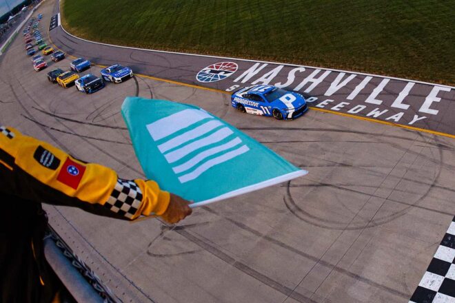 最後尾からの大逆転。デニー・ハムリンがJGRの陣営内“3ワイド”を制し通算62勝目／NASCAR第14戦