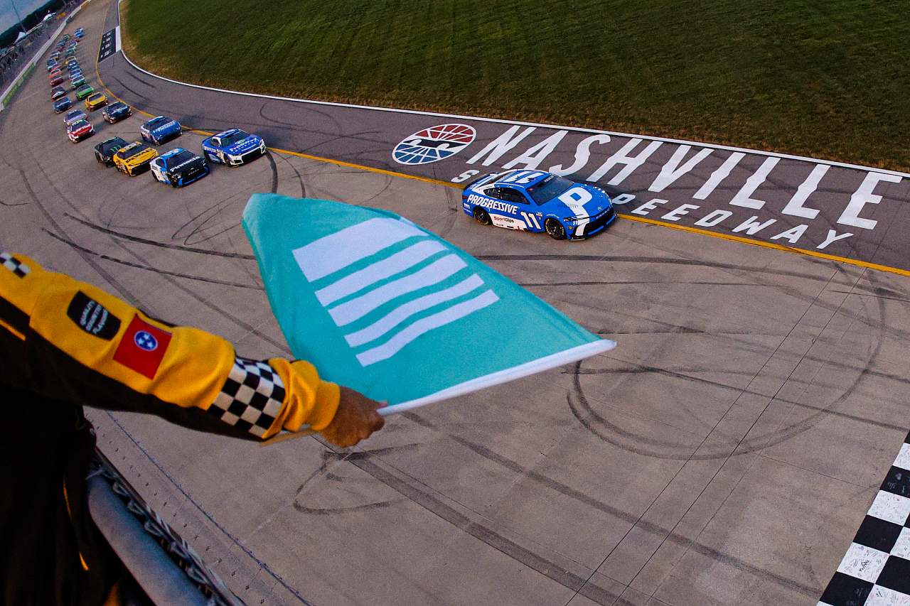最後尾からの大逆転。デニー・ハムリンがJGRの陣営内“3ワイド”を制し通算62勝目／NASCAR第14戦